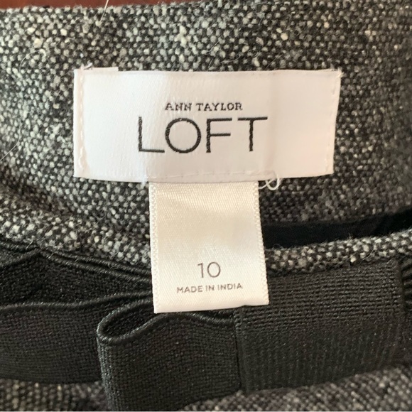 Ann Taylor Loft Gray tweed midi skirt with bow in front and front pockets. 10 - Picture 2 of 3